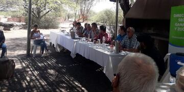 En la reserva provincial Telteca las autoridades de Economía, Senasa, Policía Rural y autoridades de la comuna de Lavalle recibieron a productores ganaderos de la zona. Gentileza Gobierno de Mendoza