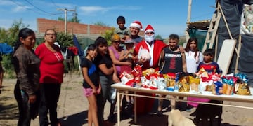 En diciembre Verónica, la tatuadora, entregó pan dulces a un merendero por Navidad.