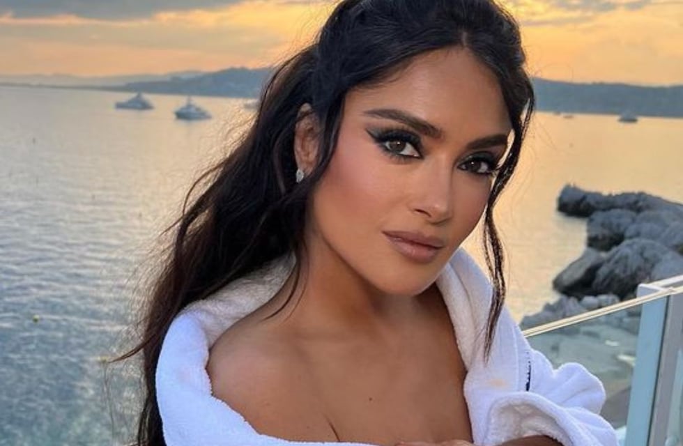 A los 57 años, Salma Hayek paralizó Instagram con un espectacular traje de baño