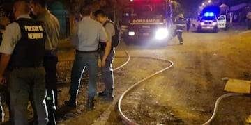 Un grupo de vecinos rescató a un hombre al que se le prendía fuego la casa.