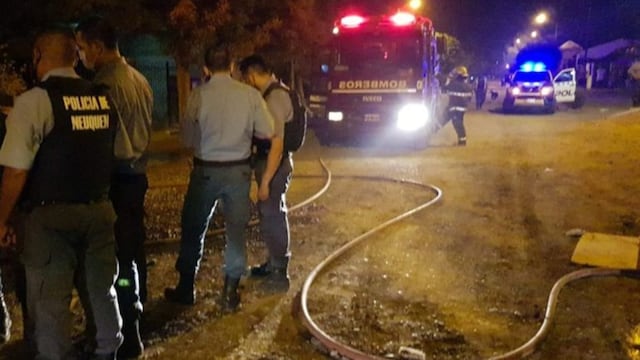 Un grupo de vecinos rescató a un hombre al que se le prendía fuego la casa.