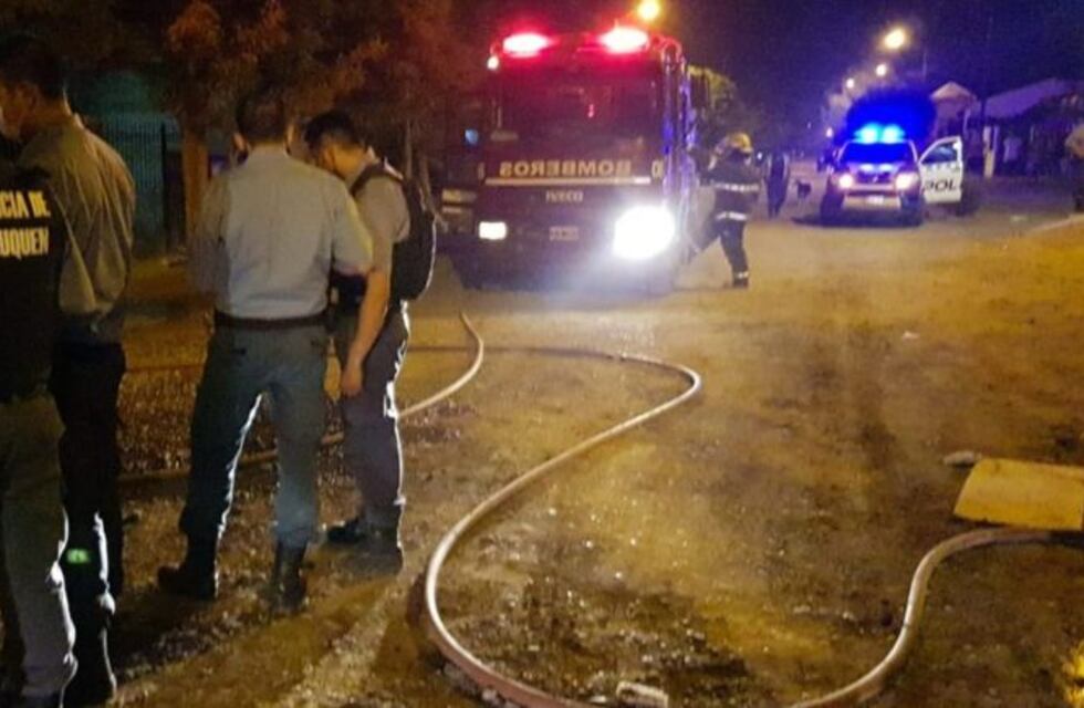 Vecinos rescataron a un hombre al que se le prendía fuego la casa