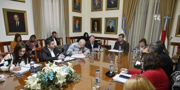 La provincia acordó con los estatales aumento para julio y una nueva reunión en agosto