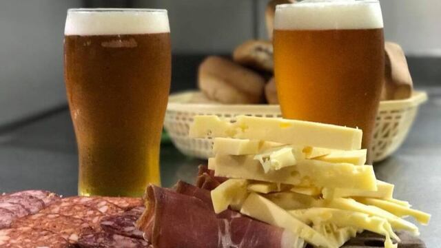 Roberto se reinventó y cambió las pistas de baile por cervezas y picadas.