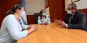 Gabriela Barbas con los nuevos directores del Hospital Materno Neonatal. Foto Prensa Gobierno