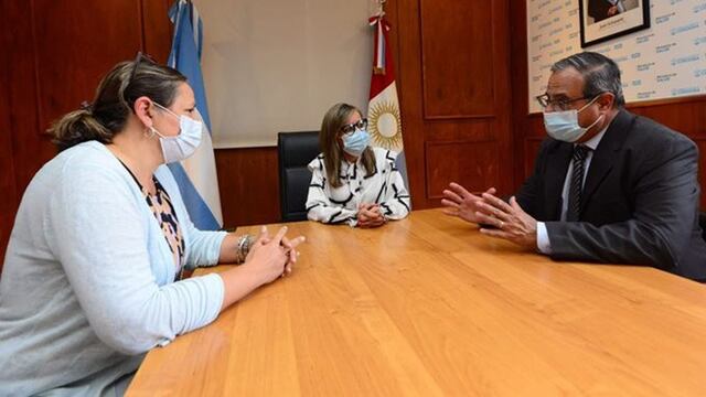 Gabriela Barbas con los nuevos directores del Hospital Materno Neonatal. Foto Prensa Gobierno