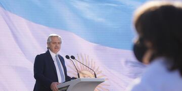 Alberto Fernández en el acto por el Día de la Bandera