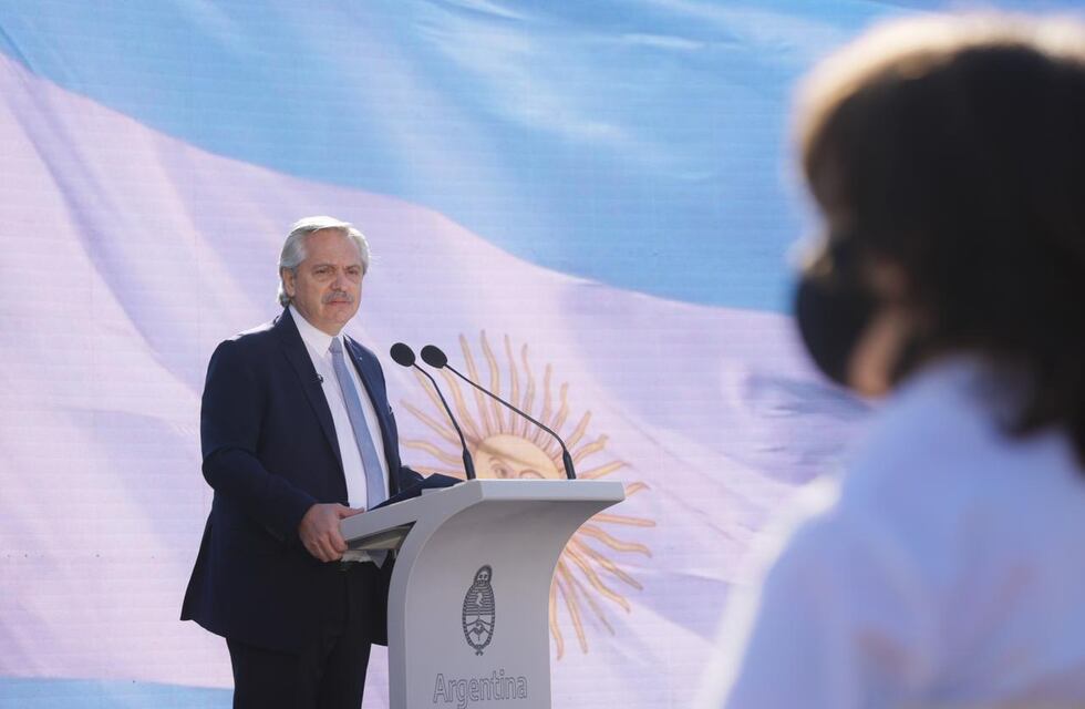 Alberto Fernández encabezó el acto por el Día de la Bandera y prometió “cerrar los abismos que nos separan”