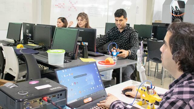 Realizan capacitaciones de robótica e impresión 3D para docentes de educación inclusiva