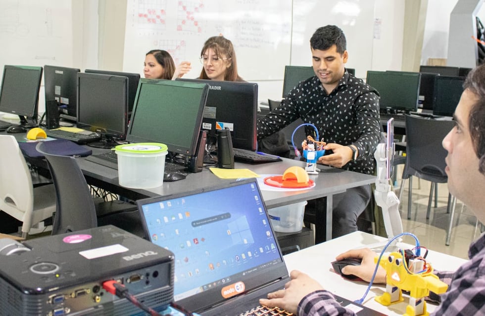 Realizan capacitaciones de robótica e impresión 3D para docentes de educación inclusiva