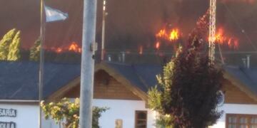 Los vecinos observan de cerca las llamas.