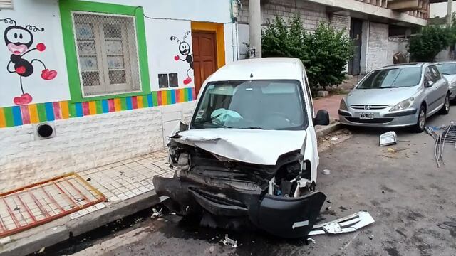 En contramano, chocó contra un auto e hirió a varias personas.