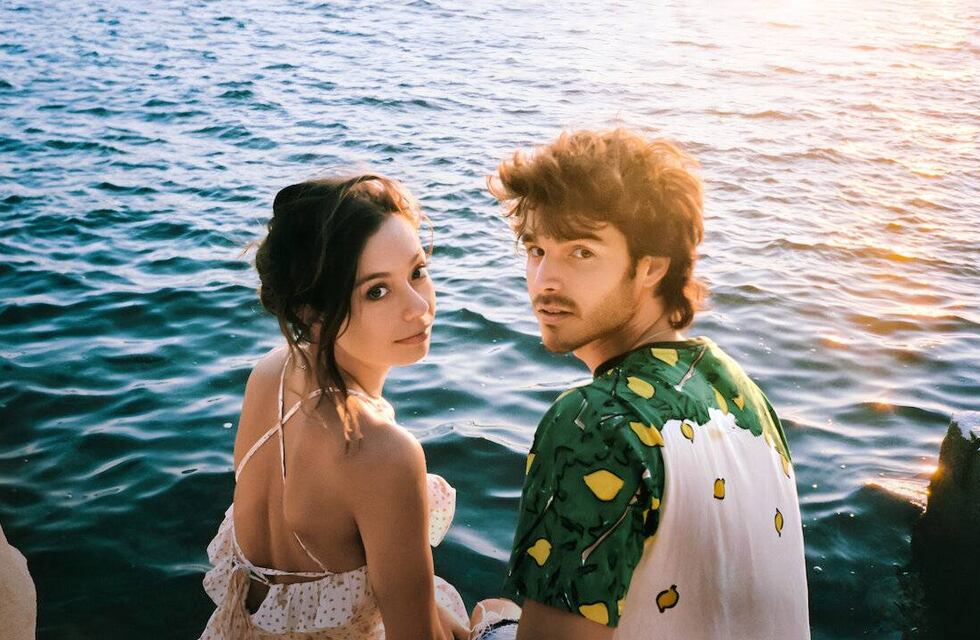 Todo el mundo habla de ella, tiene solo cinco episodios y es sobre un romance de cuentos: la miniserie que la rompe en Netflix