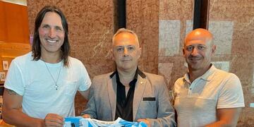 Juan Carlos Olave, el presidente Manuel Pérez, y el ayudante de campo Darío Cavallo. (Prensa Racing)