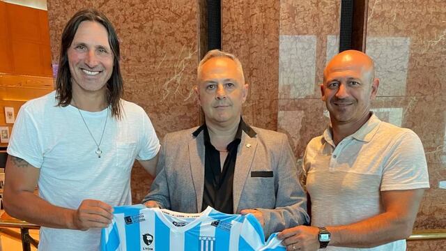 Juan Carlos Olave, el presidente Manuel Pérez, y el ayudante de campo Darío Cavallo. (Prensa Racing)