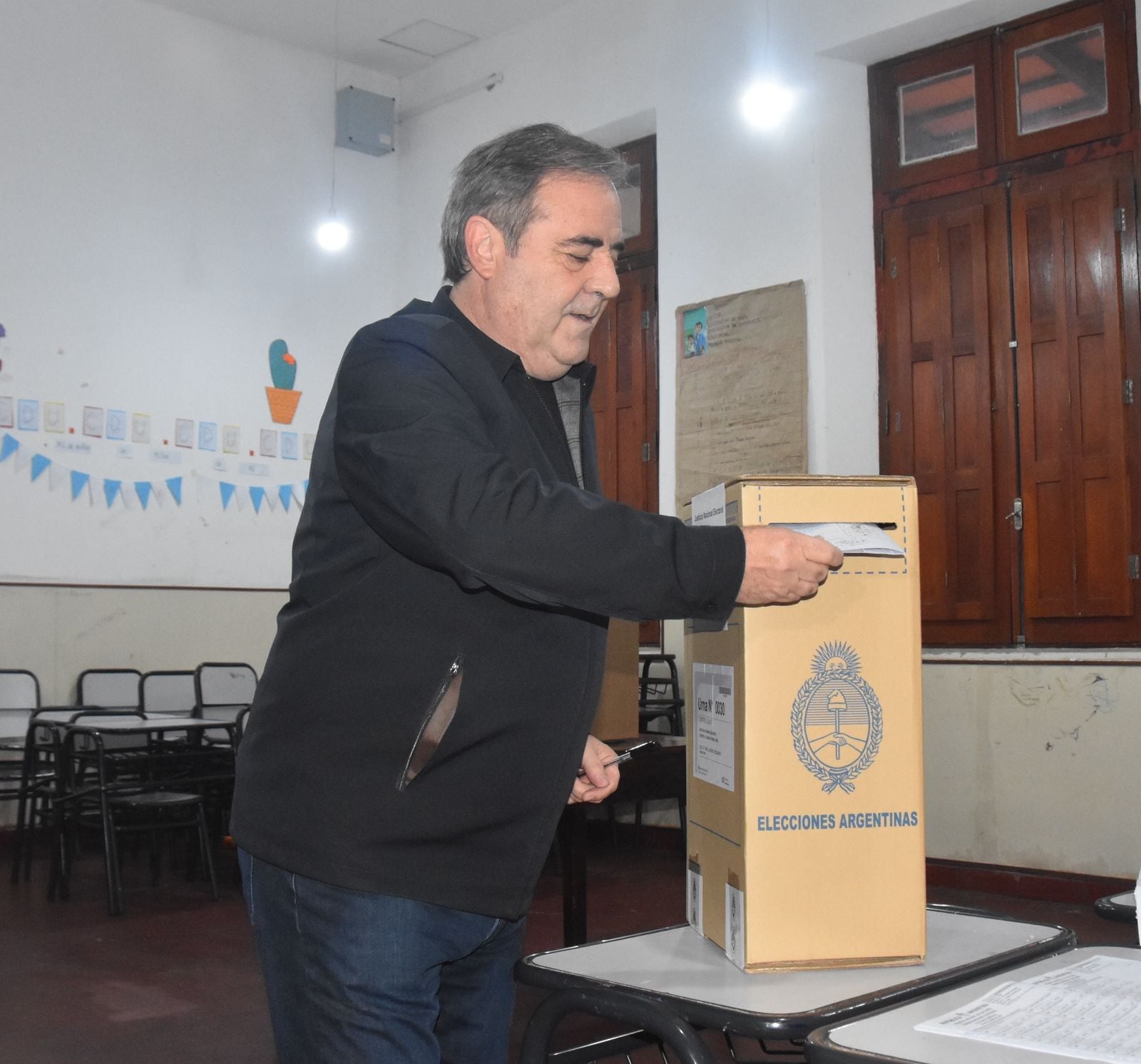 El vicegobernador Alberto Bernis emitió su voto en la escuela nº 1 "Gral. Manuel Belgrano" de San Salvador de Jujuy.