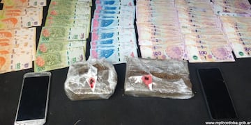 Carlospacense detenido en pleno centro de Carlos Paz. Parte de lo secuestrado. (Foto: Ministerio Público Fiscal).