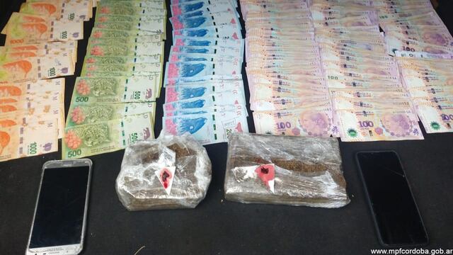 Carlospacense detenido en pleno centro de Carlos Paz. Parte de lo secuestrado. (Foto: Ministerio Público Fiscal).