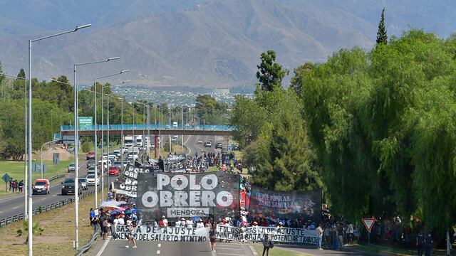 Agrupaciones políticas y sociales cortarán calles del Gran Mendoza en reclamo de mejoras laborales y los ajustes.
Foto: Orlando Pelichotti