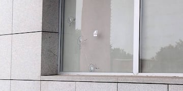 Al menos tres proyectiles impactaron contra una ventana ubicada sobre Avenida Acevedo y Francia.