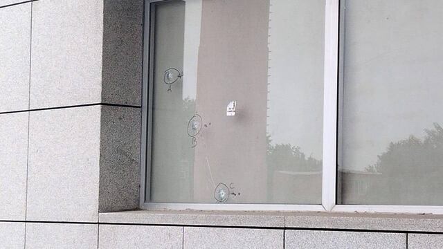 Al menos tres proyectiles impactaron contra una ventana ubicada sobre Avenida Acevedo y Francia.