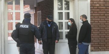 La policía de investigaciones frente al edificio de calle Vicente López del centro de Ciudad, en donde un hombre le disparó a su pareja y luego se quitó la vida. Ignacio Blanco/Los Andes