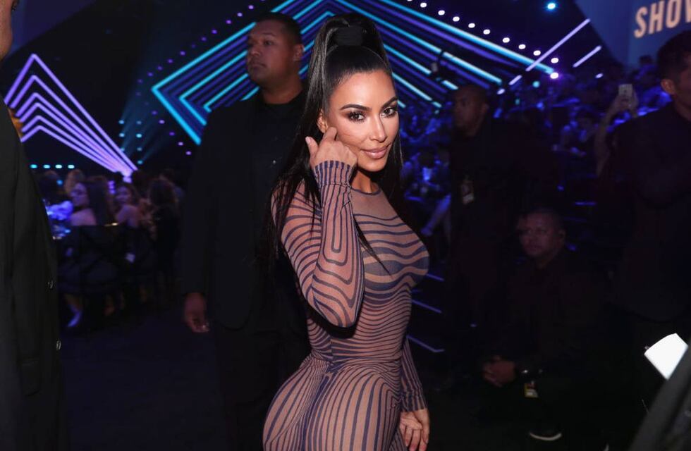 Kim Kardashian posó con una microbikini negra y se llevó cientos de corazones rojos en Instagram