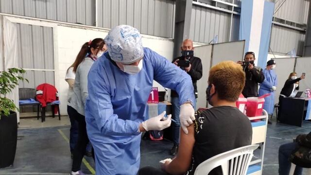 José de 16 años fue el primer adolescente vacunado contra el Covid-19 en el Polideportivo Municipal de San Luis. Gentileza El Diario