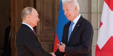 Biden y Putin se encontraron en Ginebra, Suiza. Ahora, Estados Unidos prohíbe la compra de gas y petróleo ruso. (Saul Loeb/Pool vía AP)