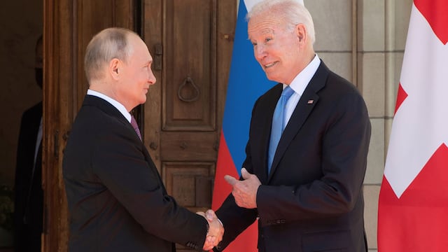 Biden y Putin se encontraron en Ginebra, Suiza. Ahora, Estados Unidos prohíbe la compra de gas y petróleo ruso. (Saul Loeb/Pool vía AP)