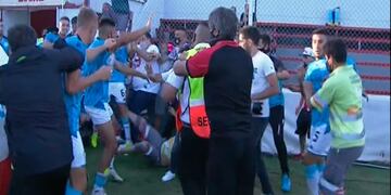 El partido entre Barracas Central y Belgrano terminó en escándalo.