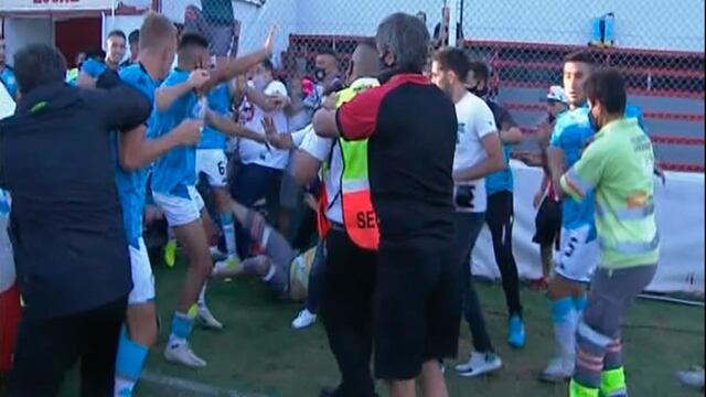 El partido entre Barracas Central y Belgrano terminó en escándalo.