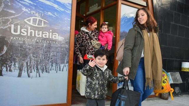 El programa de Turismo Social realizó una navegación por el Canal Beagle junto a niños y niñas