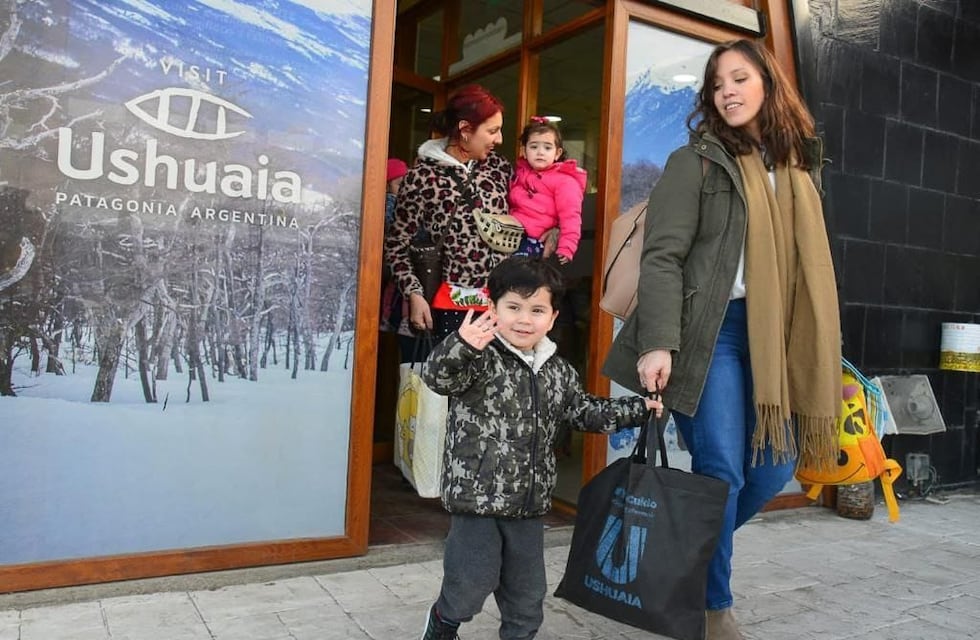 El programa de Turismo Social realizó una navegación por el Canal Beagle junto a niños y niñas