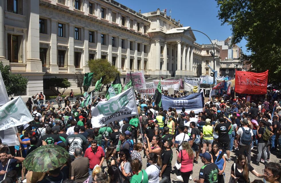 En fotos y videos: la masiva marcha en Córdoba contra “el ajuste de Milei”