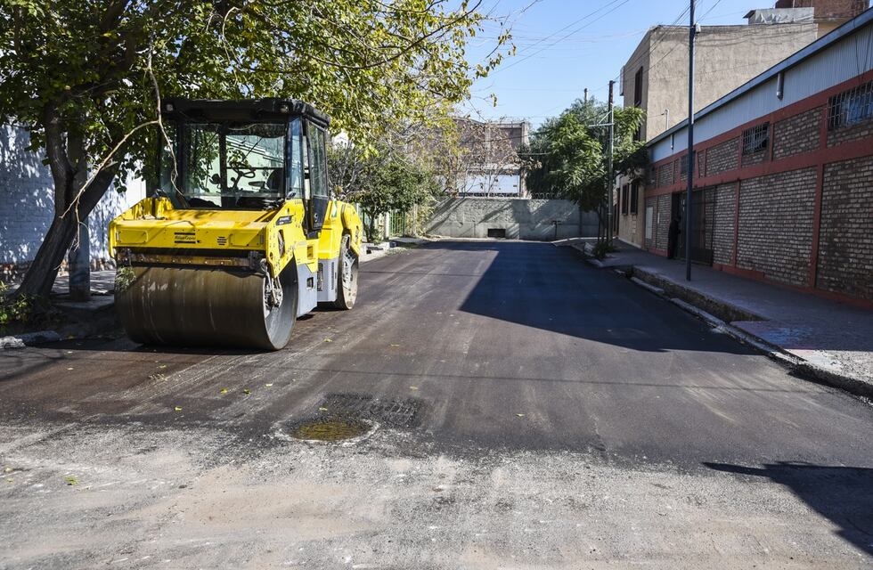 Guaymallén renueva el asfalto en calle Güiraldes