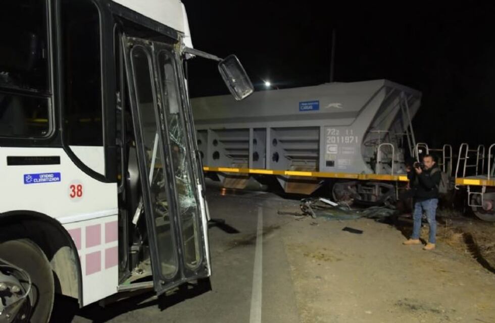 Choque entre colectivo y tren en San Juan: uno de los choferes fue hospitalizado