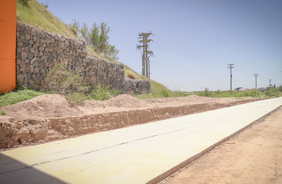 Continúa en Arroyito, la obra de pavimentación en avenida Carola Pons hasta el Puente de Circunvalación
