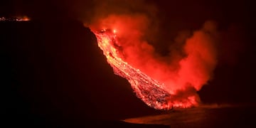 La lava expulsada por el volcán Cumbre Vieja, en la isla española La Palma, llegó al mar este martes 28 de septiembre de 2021.