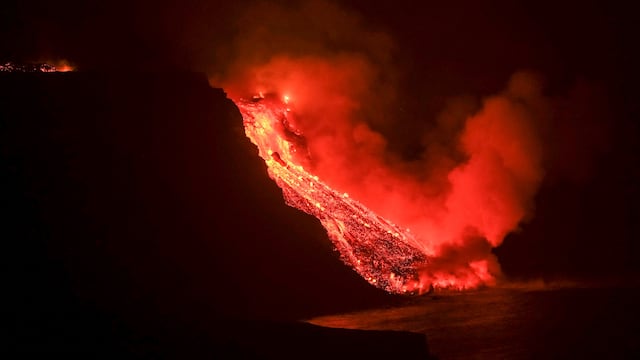 La lava expulsada por el volcán Cumbre Vieja, en la isla española La Palma, llegó al mar este martes 28 de septiembre de 2021.