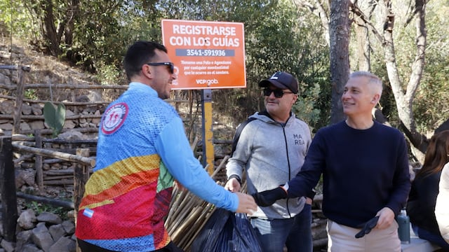 Intendente Avilés junto a los vecinos.
