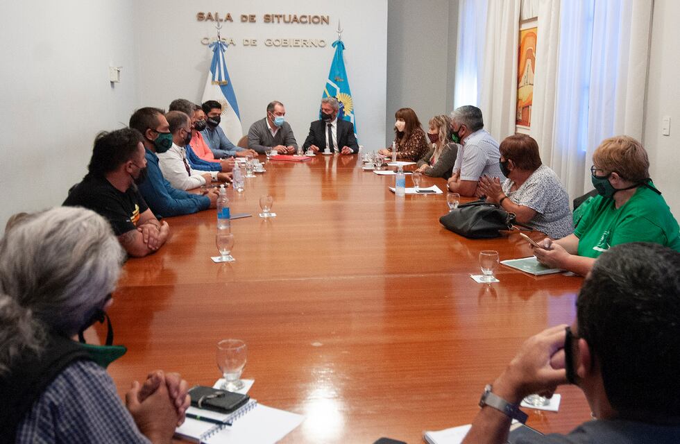 Mesa con docentes: pagan aguinaldo y ofrecen un sueldo completo