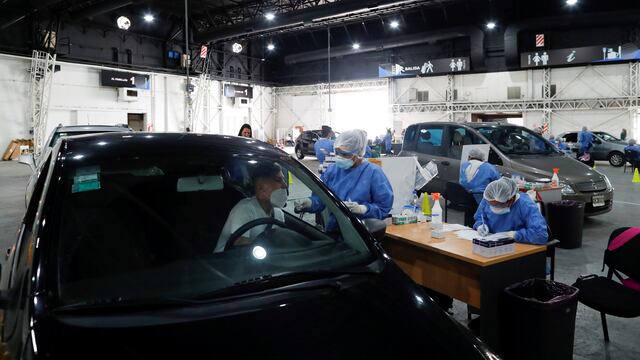 Un trabajador de la salud toma una muestra de coronavirus en Buenos Aires. (Foto: REUTERS / Agustin Marcarian)
