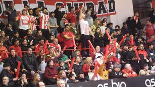 La hinchada de Instituto en el partido ante Boca por el quinto juego de la Liga Nacional de Básquet en el estadio Ángel Sandrín.