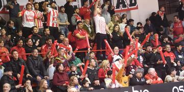La hinchada de Instituto en el partido ante Boca por el quinto juego de la Liga Nacional de Básquet en el estadio Ángel Sandrín.