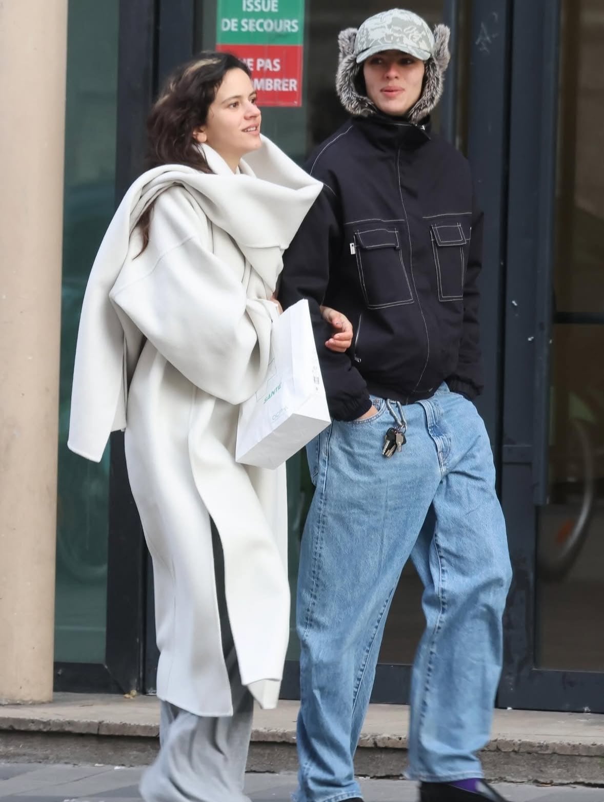 ¿Blanqueo en la Ciudad del Amor? Las fotos de Rosalía y Loli Bahia del brazo por París que confirman el romance