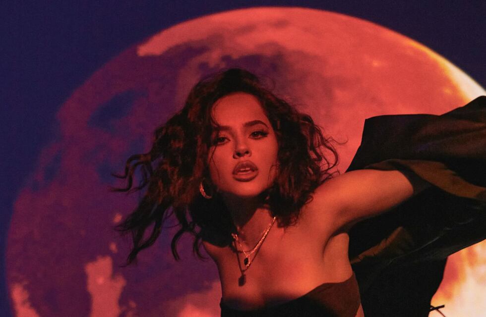 Becky G estrena su nuevo álbum “Esquemas”