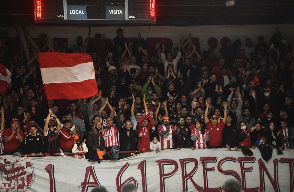 Con estadio lleno, Instituto ganó y pasó a la final de la Liga