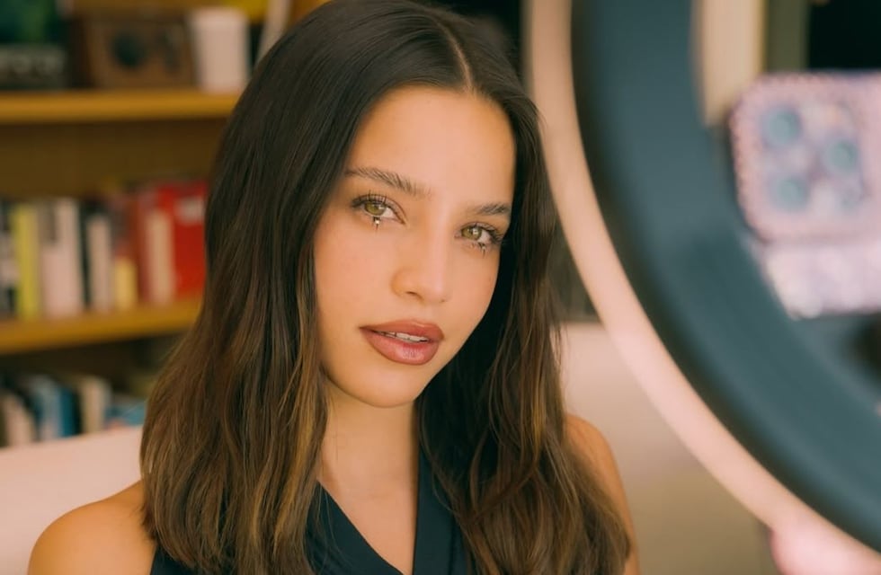 Minifalda amarilla y top escotado: Emilia Mernes posó con un look primaveral y desafió los límites de la censura