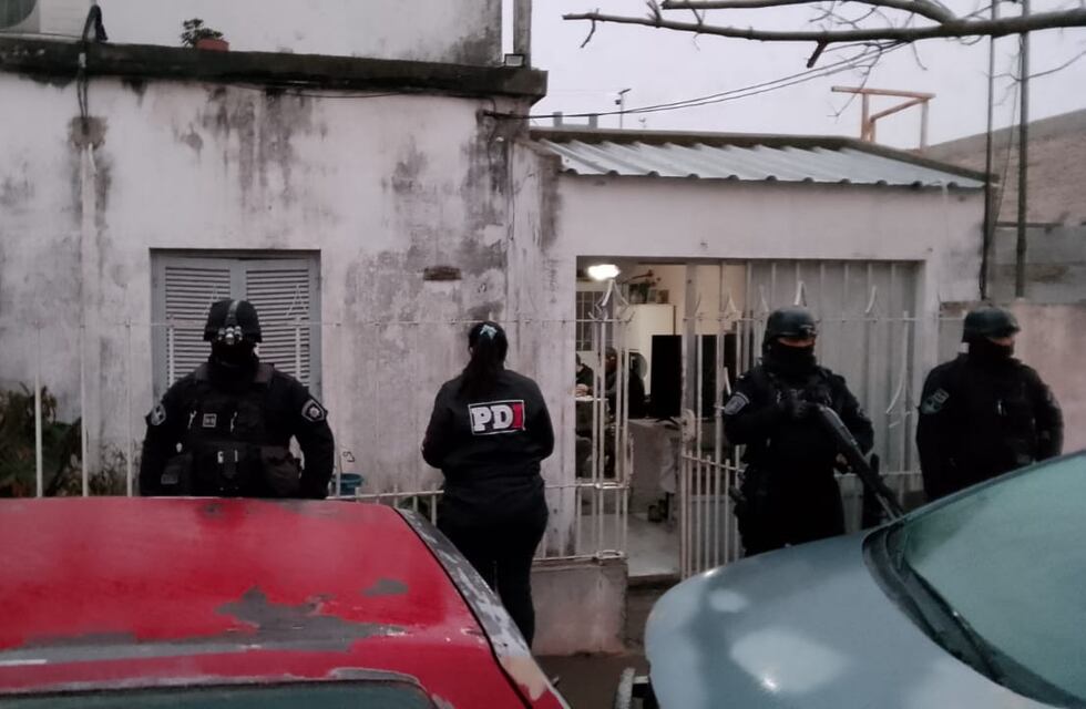 Intentó agredir a dos personas con una cuchilla y un  arma de fuego: quedó detenido